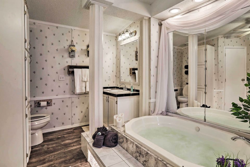 En-Suite Bathroom | Jetted Tub | Towels Provided