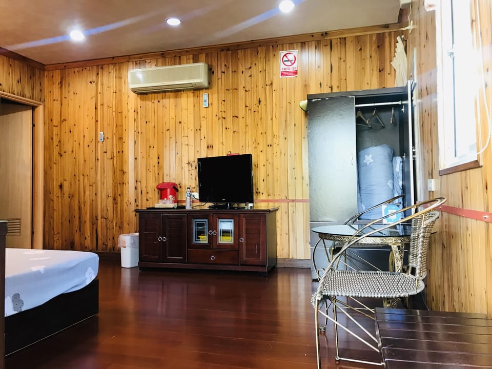 Deluxe Quadruple Room | Desk, free WiFi, bed sheets