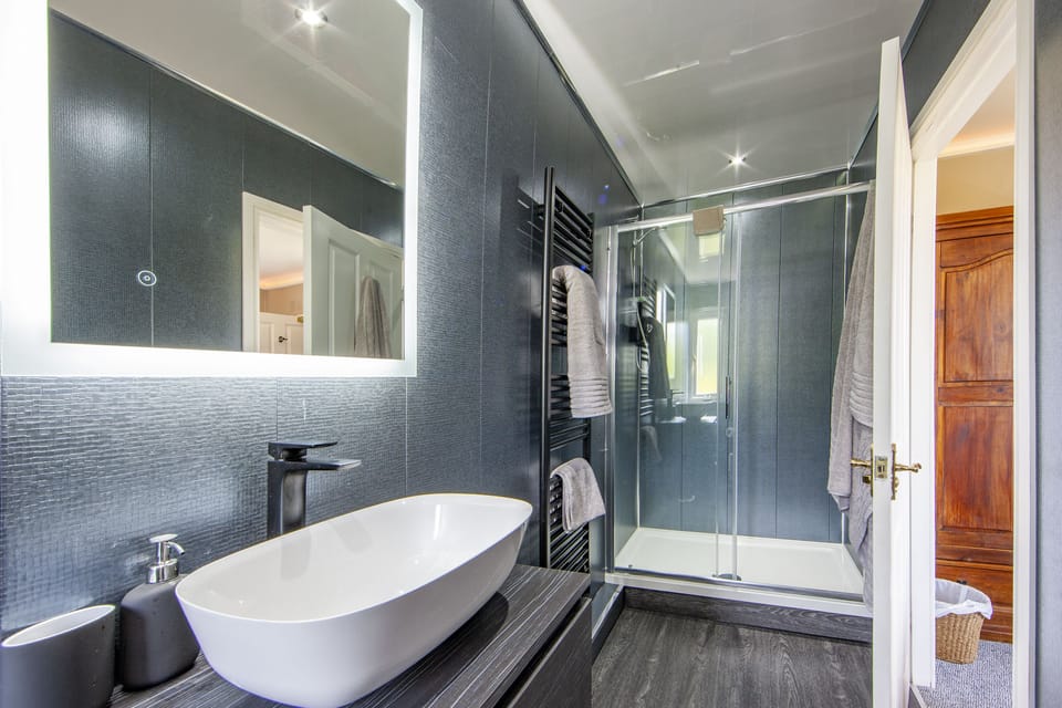 Room (C - Standard Double Room (Arran)) | Bathroom | Free toiletries, hair dryer, towels