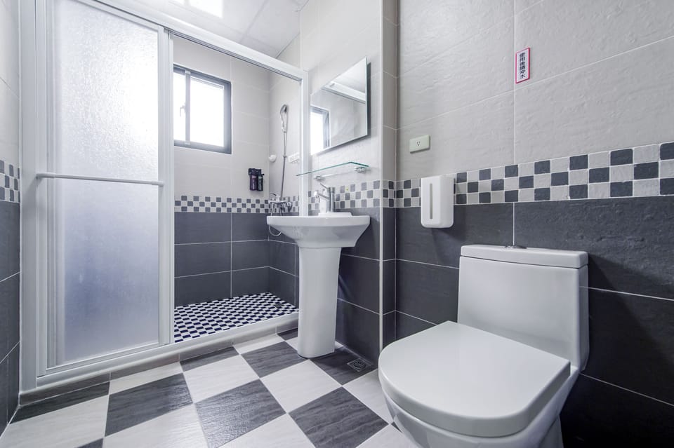Deluxe Double Room, Balcony | Bathroom | Shower, free toiletries, hair dryer, slippers