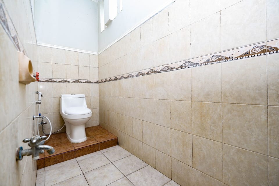 Basic Double Room | Bathroom | Shower, towels