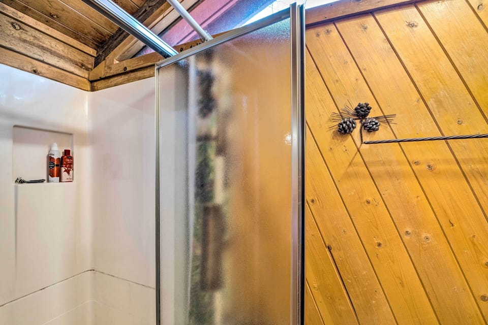 Full Bathroom | Towels & Linens Provided | 2nd Floor