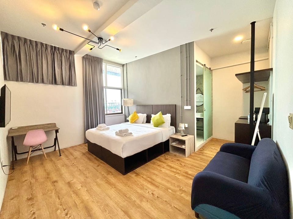 Premier Room, 1 Bedroom | In-room safe, laptop workspace, blackout drapes, iron/ironing board