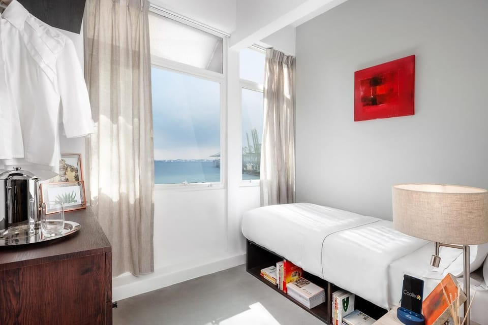 In-room safe, laptop workspace, blackout drapes, iron/ironing board