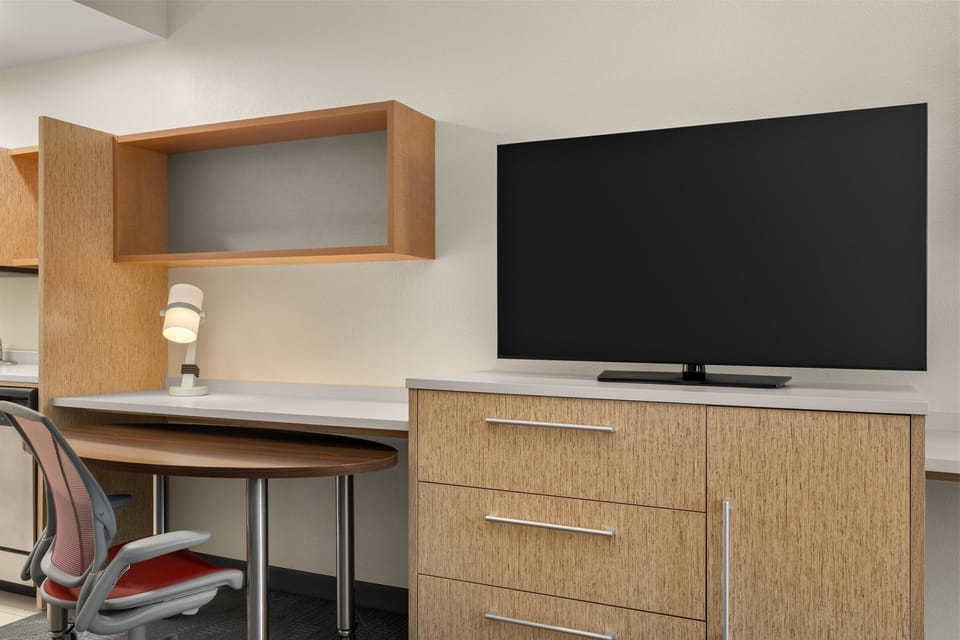 Full-size fridge, microwave, stovetop, dishwasher