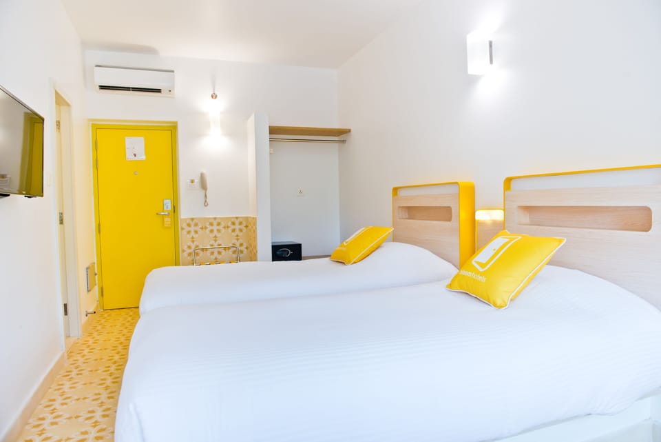Standard Twin Room | Desk, laptop workspace, soundproofing, iron/ironing board