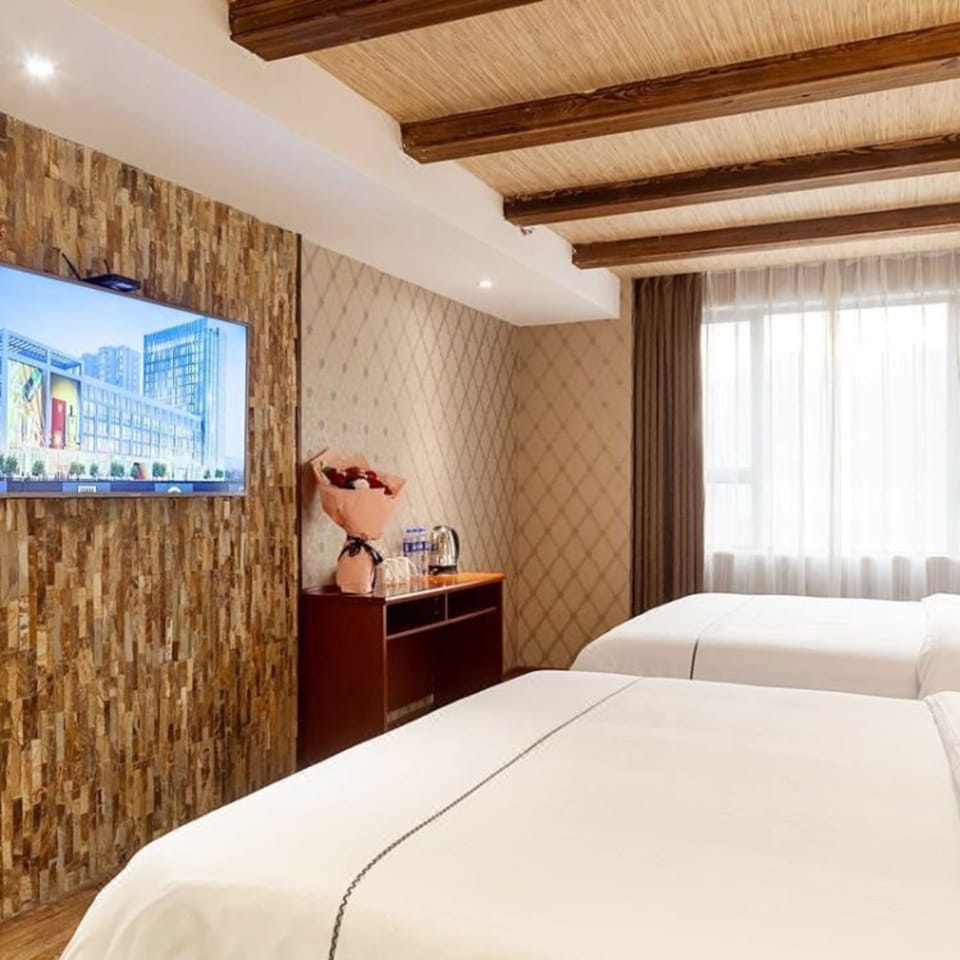Gallery Suite | Desk, blackout drapes, soundproofing, free WiFi