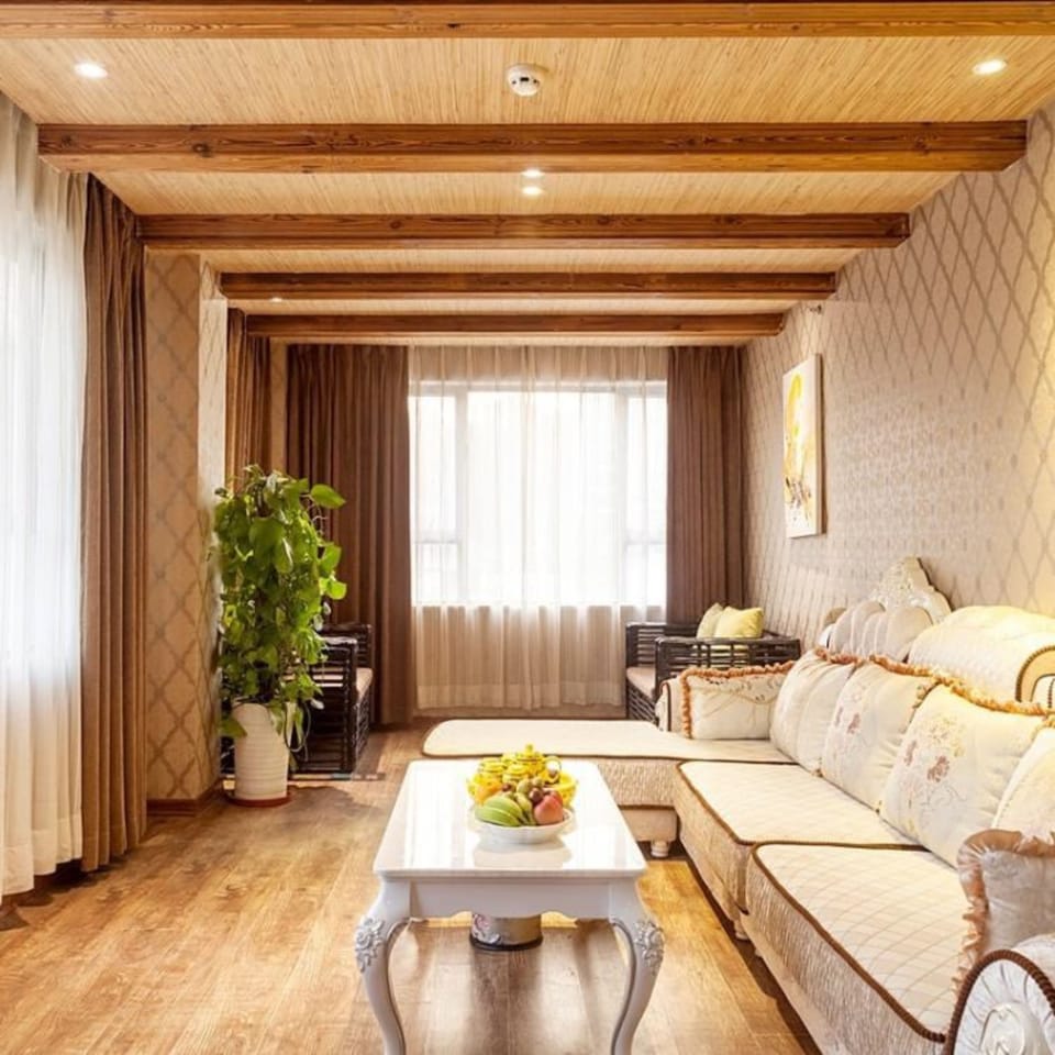 Gallery Suite | Desk, blackout drapes, soundproofing, free WiFi