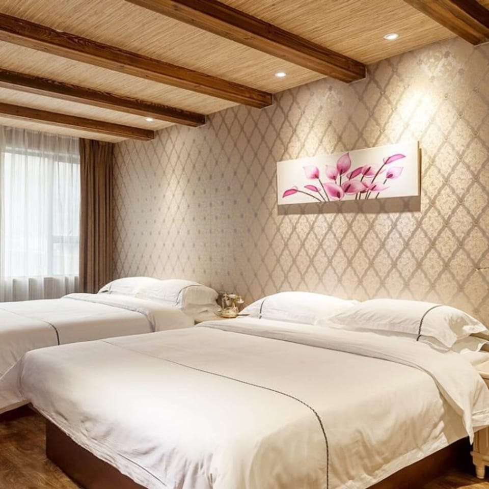 Gallery Suite | Desk, blackout drapes, soundproofing, free WiFi