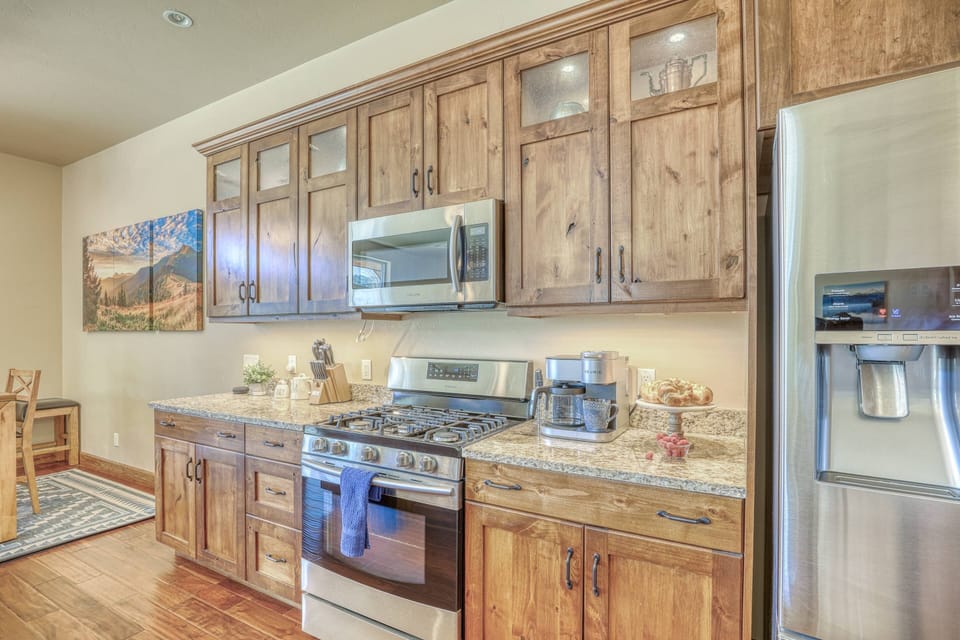 Dual coffee maker and ice and water in the fridge door. Pagosa has superior water for drinking and world famous Hot Springs for healing!