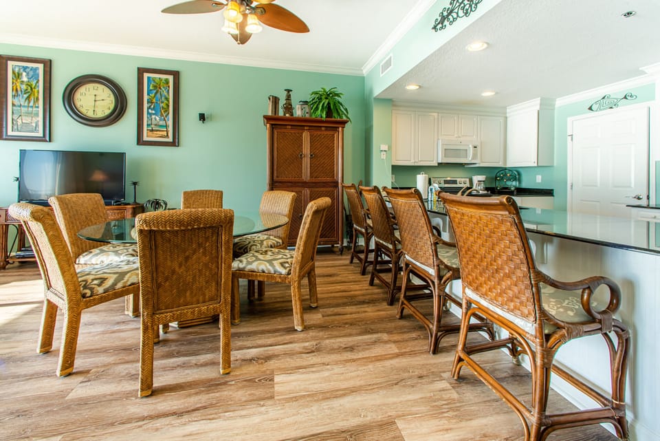 Dining room table and eat-in bar!