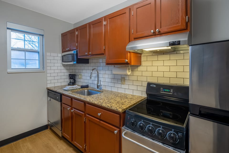 Suite, 2 Bedrooms | Private kitchen | Coffee/tea maker, full-size fridge, microwave, oven