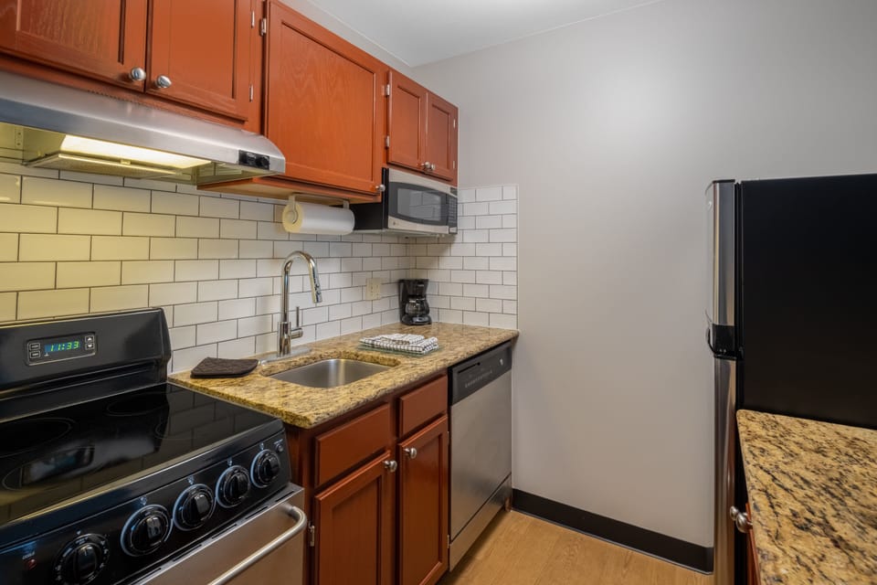Coffee/tea maker, full-size fridge, microwave, oven