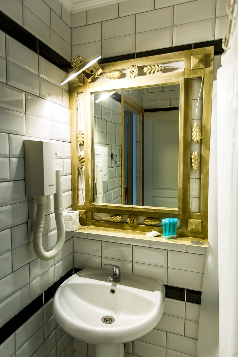 Economy Triple Room | In-room safe, laptop workspace, soundproofing, WiFi (free)