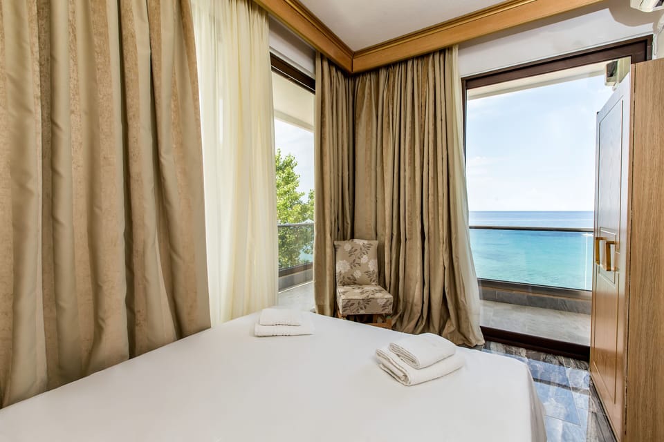 Executive Suite | In-room safe, laptop workspace, soundproofing, WiFi (free)