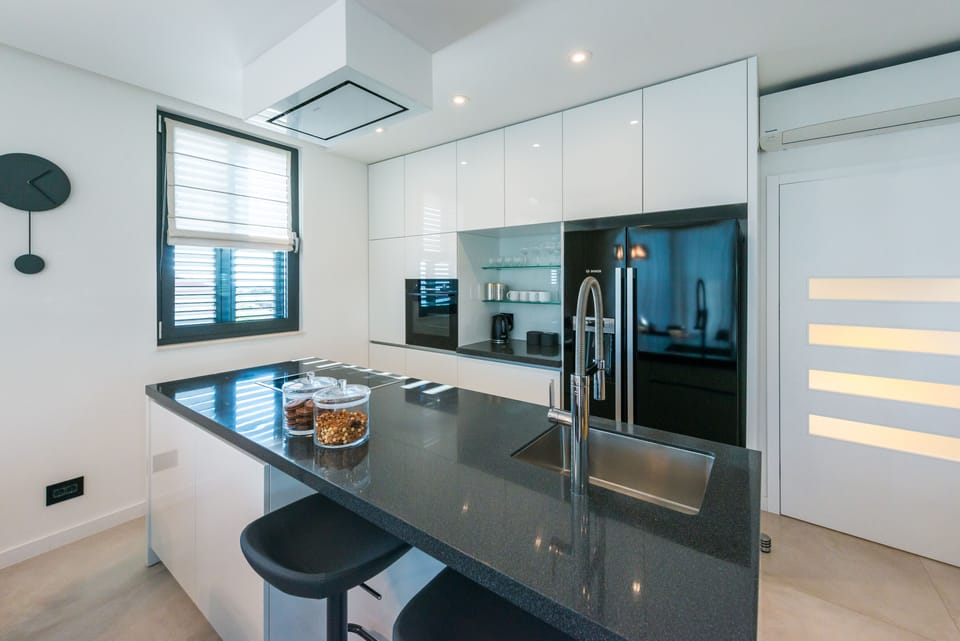 Full-size fridge, oven, stovetop, dishwasher