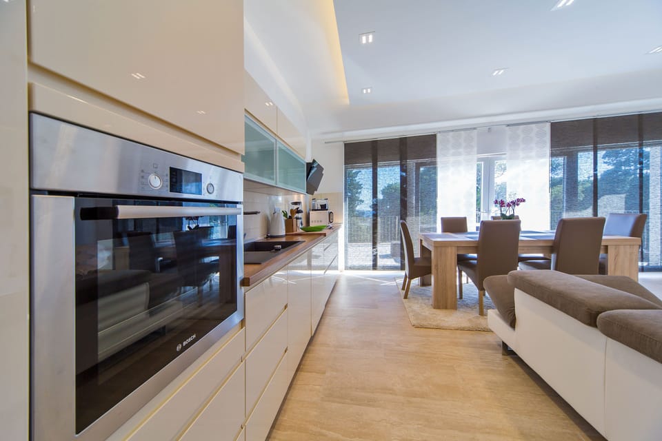 Family Villa | Private kitchen | Full-size fridge, microwave, oven, dishwasher