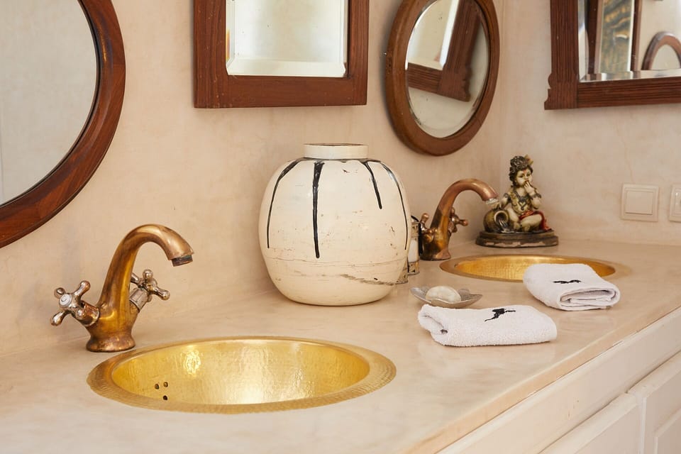 Senior Room | Bathroom | Combined shower/tub, rainfall showerhead, hair dryer, bathrobes