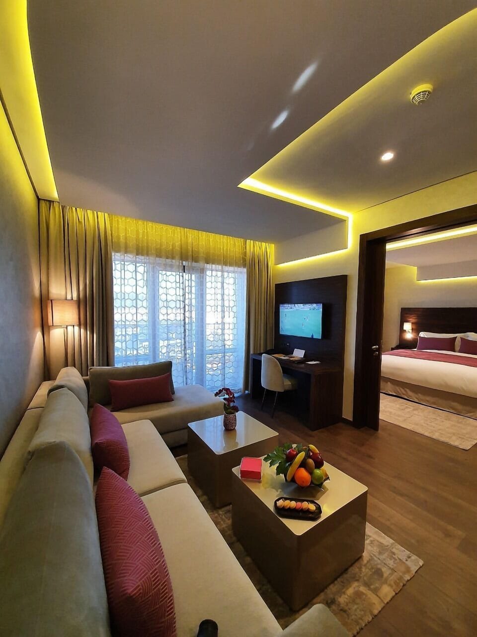 Deluxe King Suite | Living area | Flat-screen TV