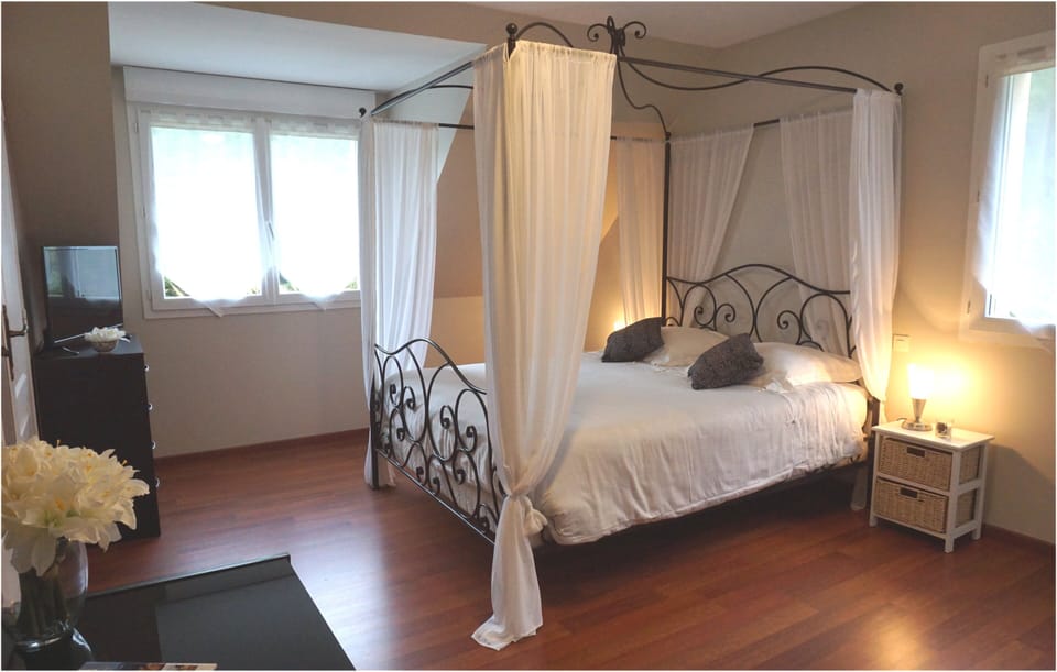 Romantic Room | Premium bedding, pillowtop beds, individually decorated