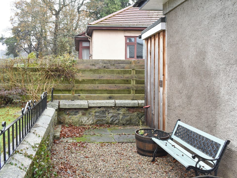 Gravelled patio area | West Lodge, Banchory