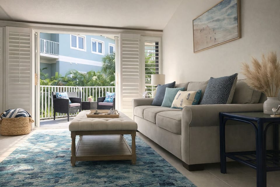 Livingroom with balcony/patio 