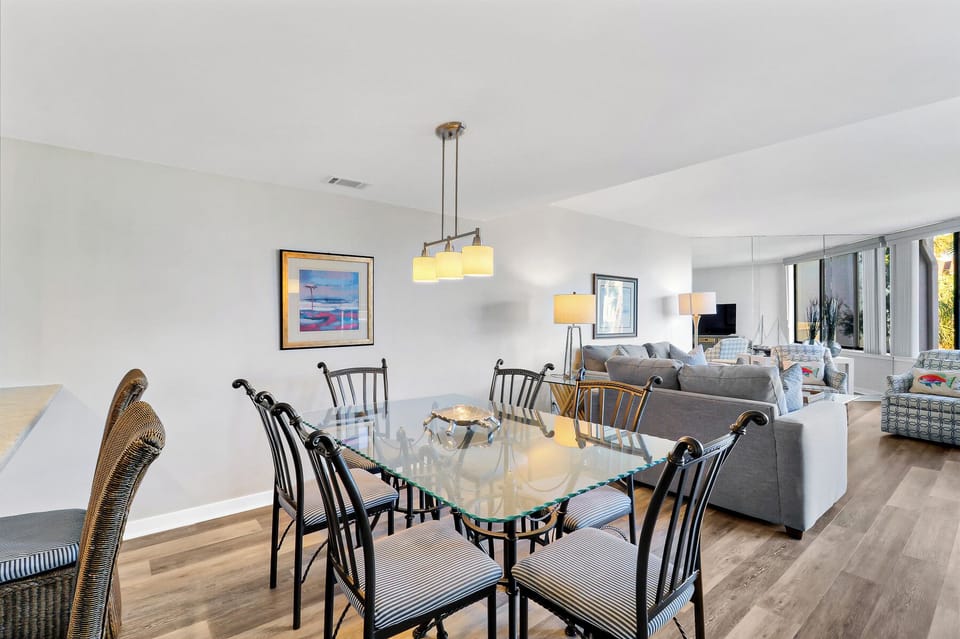 Shorewood 424 - Dining Area
