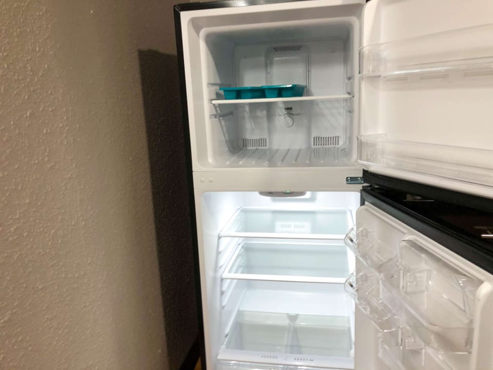 Coffee/tea maker, full-size fridge, microwave, toaster