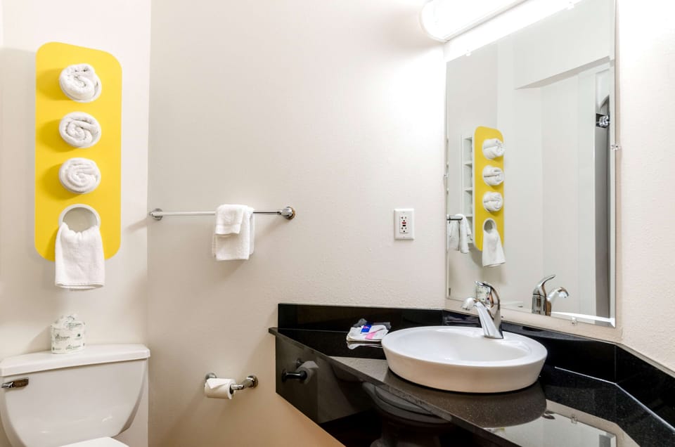 Combined shower/tub, towels