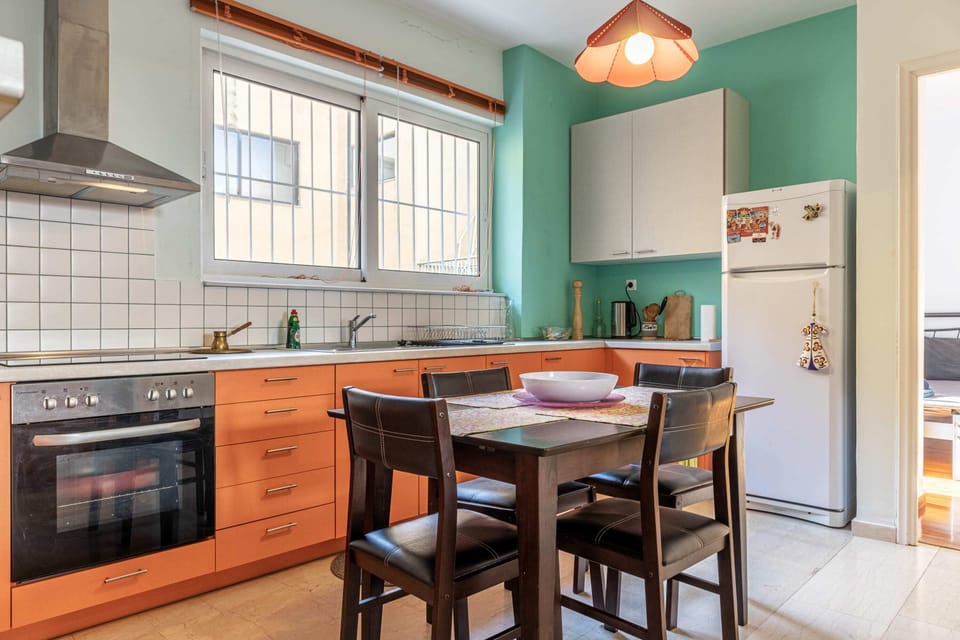 Fully Equipped Kitchen with Dining Space
Modern kitchen with stove, fridge, cooking utensils, and a dining table—everything you need to prepare and enjoy your favorite meals