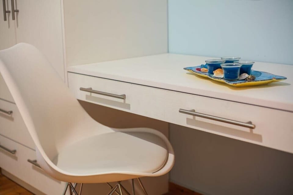 Details of the room - Desk area available at the room