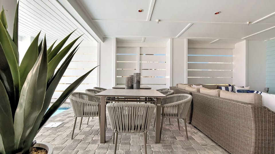 Outdoor Dining on the Pool Deck