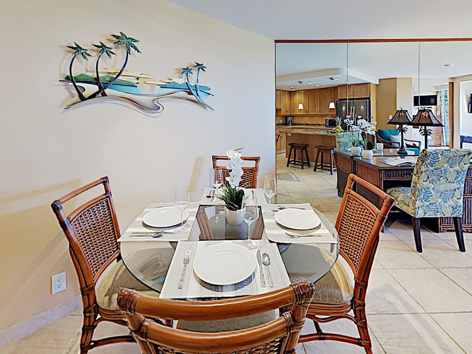 Dining Area - Dining space, perfect for up to 4 guests!