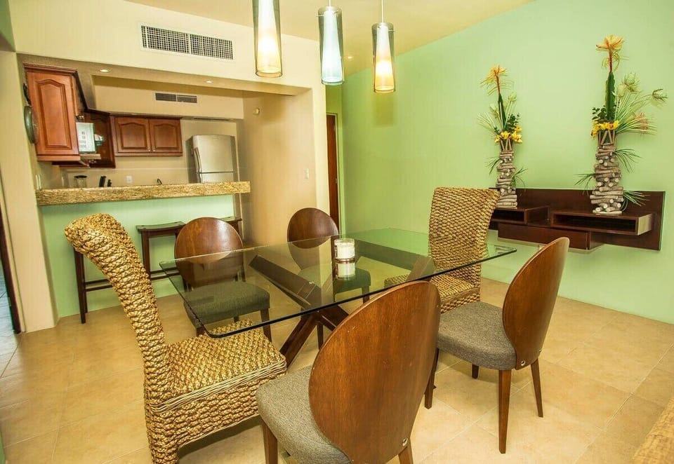Dining area with seating for 6