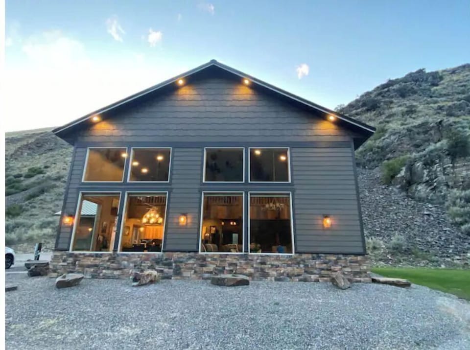 Front of cabin-out door can lights. 