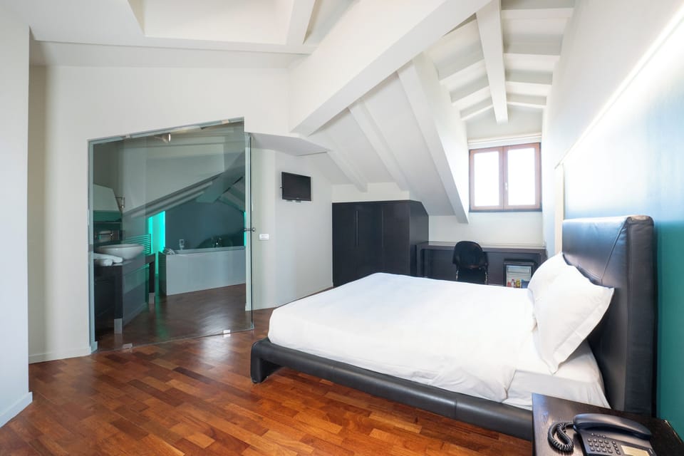 Double Room | Minibar, in-room safe, desk, soundproofing