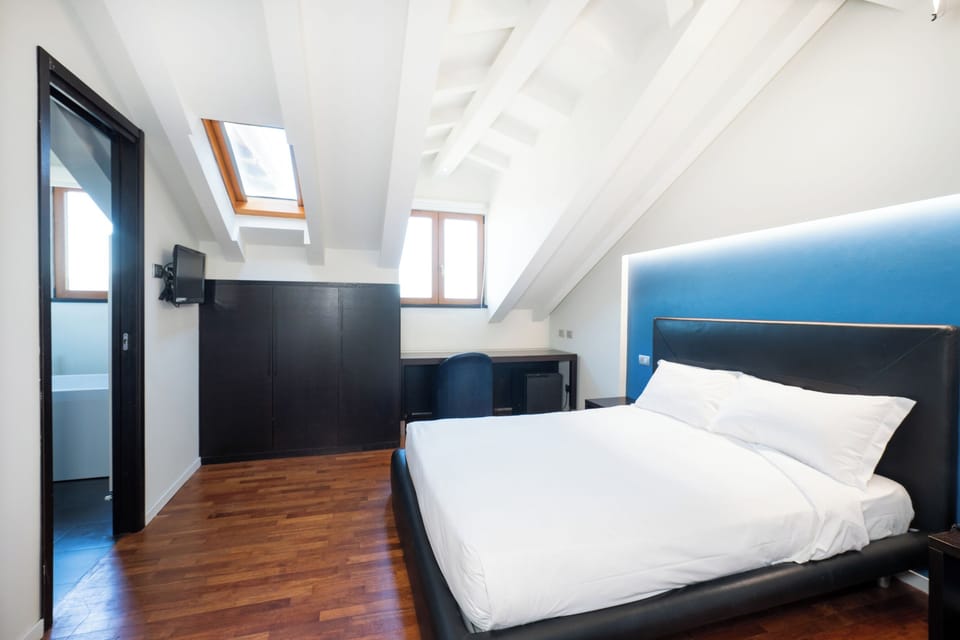 Double Room | Minibar, in-room safe, desk, soundproofing