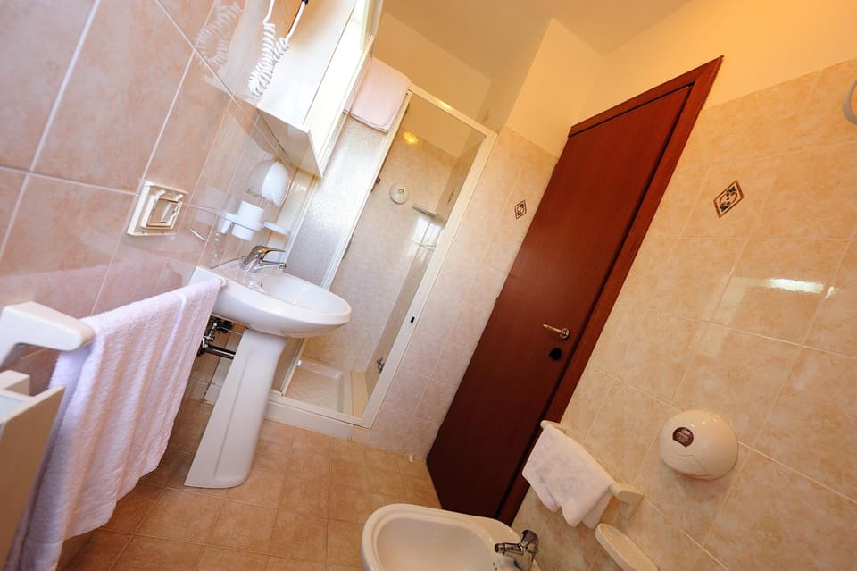 Shower, rainfall showerhead, free toiletries, hair dryer
