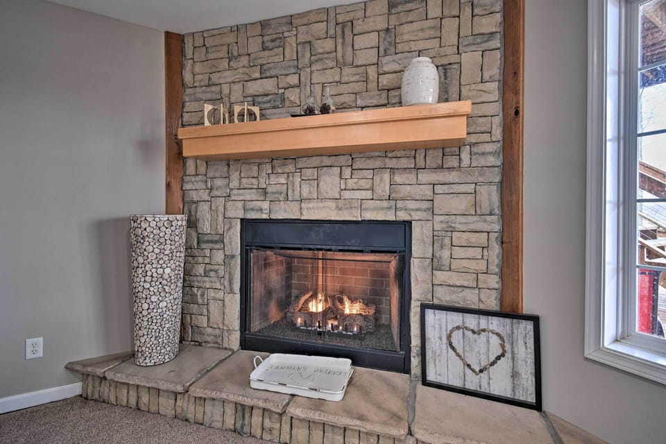 Living Room | Free WiFi | Central A/C | Smart TV
