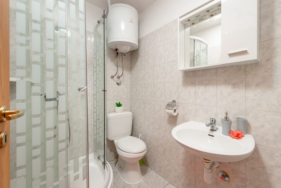 Double Room (Sandra) | Bathroom | Separate tub and shower, hair dryer, towels