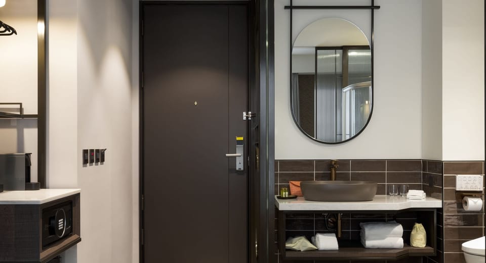 Elite Double Room, 1 Double Bed, Non Smoking, Ensuite (No View) | Bathroom | Free toiletries, hair dryer, bathrobes, slippers