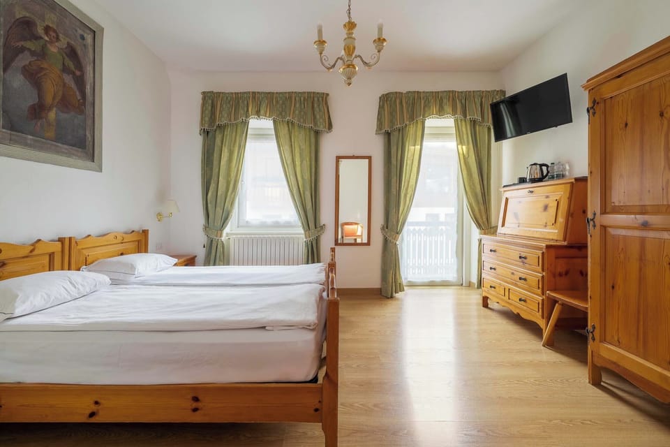 Camera Standard Matrimoniale/ Doppia con letti singoli con balcone | In-room safe, individually furnished, desk, blackout drapes