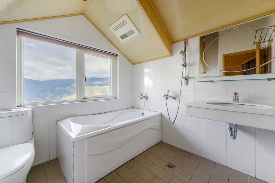 Deluxe Double Room with Bathtub | Bathroom | Hair dryer, slippers, towels, soap