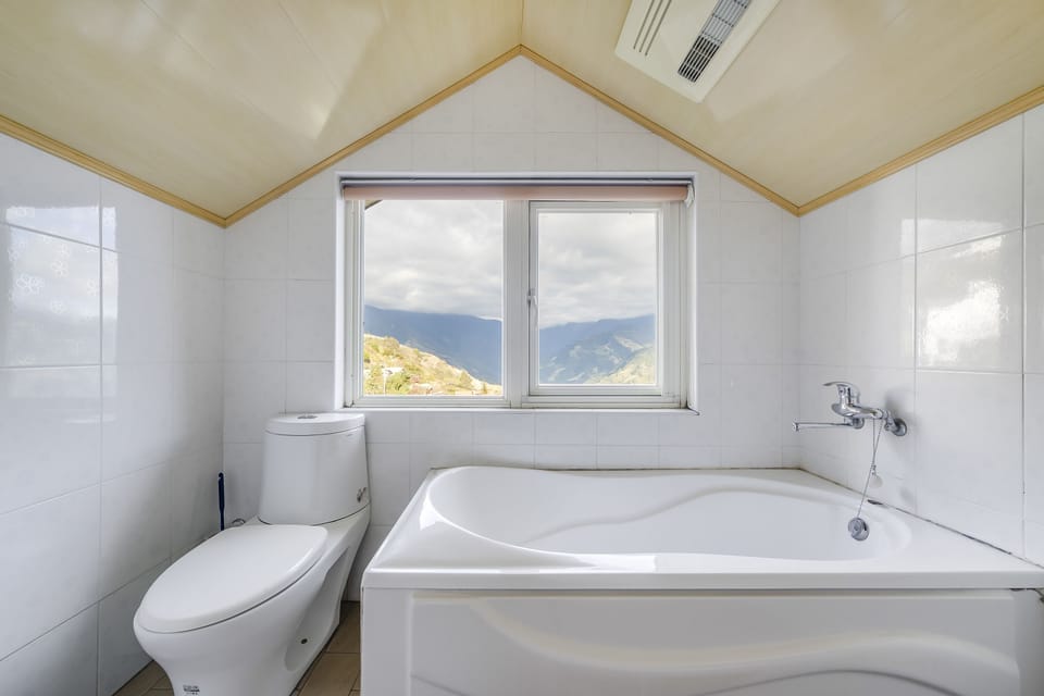 Deluxe Double Room with Bathtub | Bathroom | Hair dryer, slippers, towels, soap