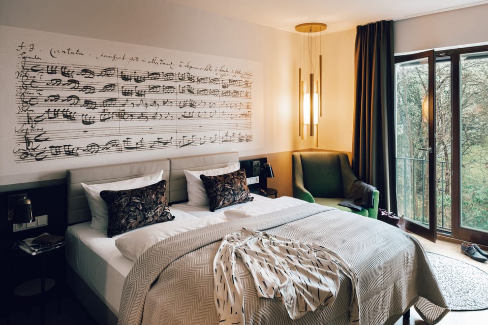 Premium bedding, in-room safe, desk, blackout drapes