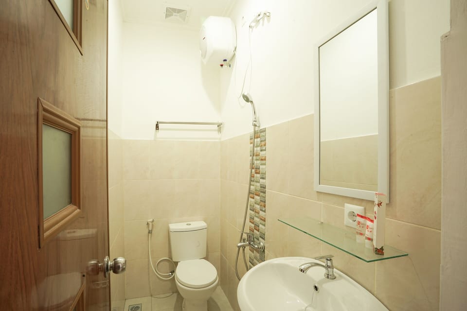 Deluxe Double Room | Bathroom | Shower, towels