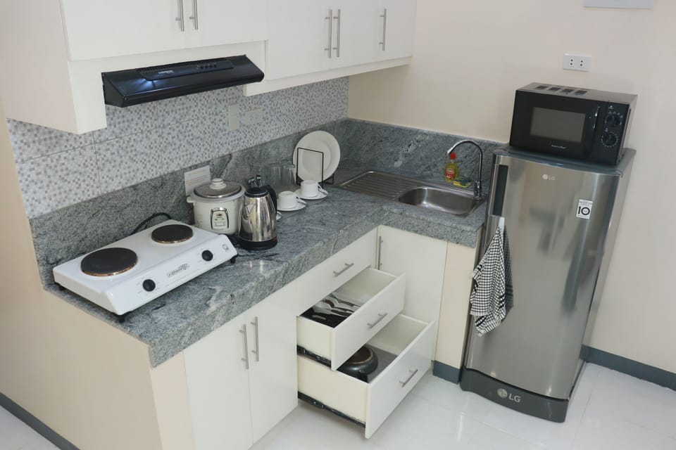 Executive Studio Suite, 1 King Bed | Private kitchen | Coffee/tea maker, electric kettle