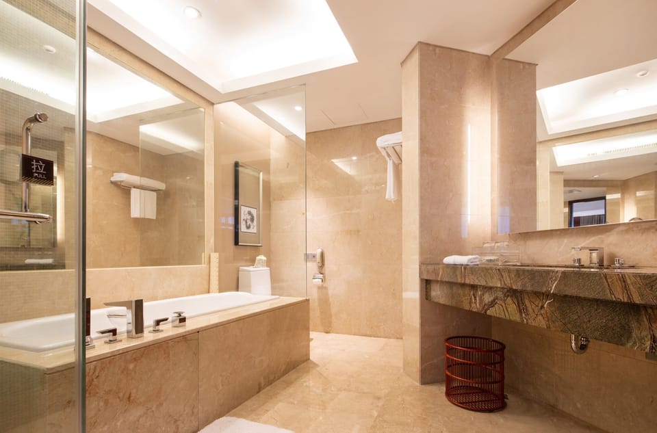 Deluxe Suite, Non Smoking | Bathroom | Shower, free toiletries, hair dryer, slippers