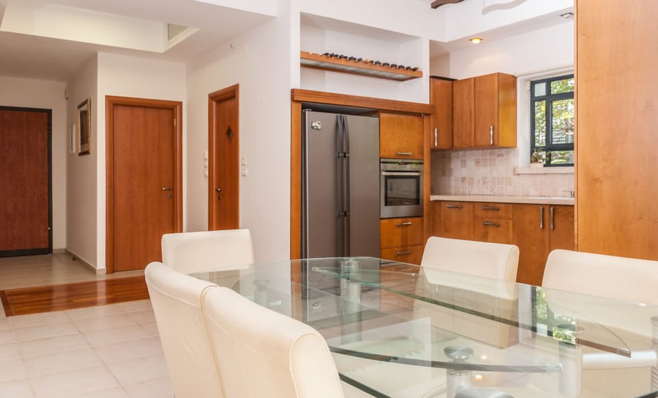Apartment, 3 Bedrooms, 2 Bathrooms | In-room dining
