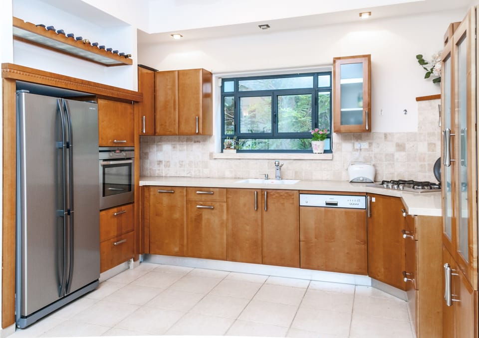 Apartment, 3 Bedrooms, 2 Bathrooms | Private kitchen | Full-size fridge, microwave, oven, stovetop